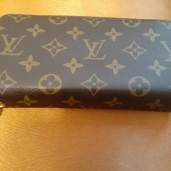 LOUIS VUITTON LV MONOGRAM ZIPPY WALLET - Picture 2 of 10